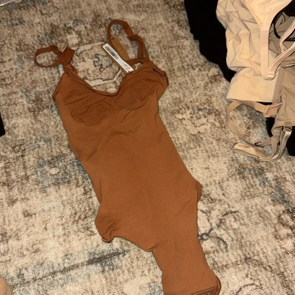 Skims fits everybody thong bodysuit bronze - Picture 3 of 4